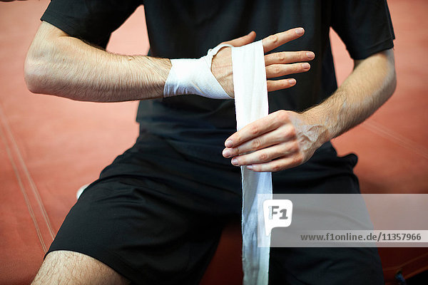 Boxer bandagierte Hände vor dem Anziehen der Handschuhe  Mittelteil