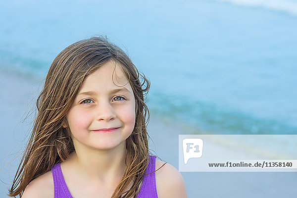 Porträt eines süßen Mädchens am Strand  Asbury Park  New Jersey  USA