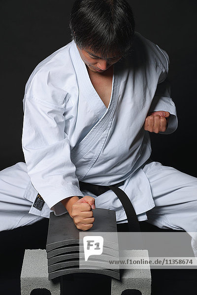 Japanischer Karatemeister bricht Fliesen