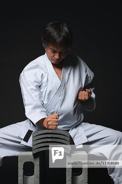 Japanischer Karatemeister bricht Fliesen