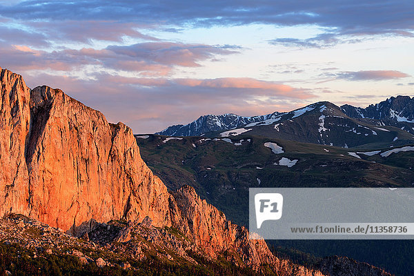Felsformation und Felswand in der Abenddämmerung  Naturpark Bolshoy Thach (Big Thach)  Kaukasische Berge  Republik Adygien  Russland