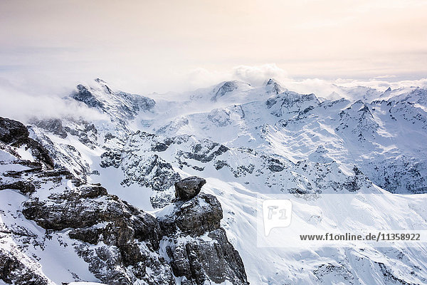 Schneebedeckte Landschaft und niedrige Wolken  Titlis  Schweiz