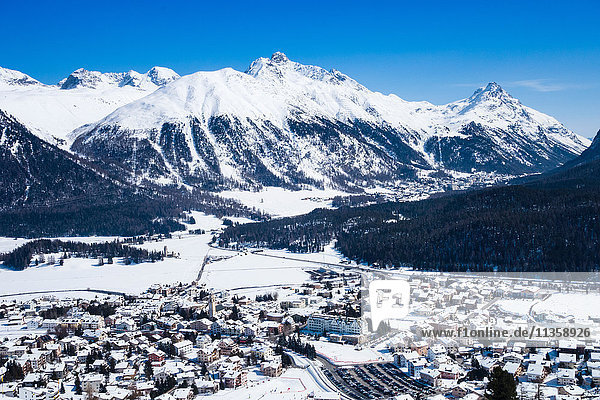 Celerina im schneebedeckten Bergtal Engadin Schweiz