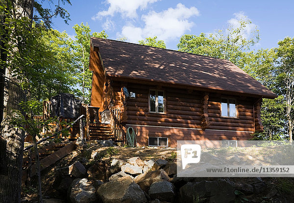 Blockhaus im Sommer Quebec Kanada
