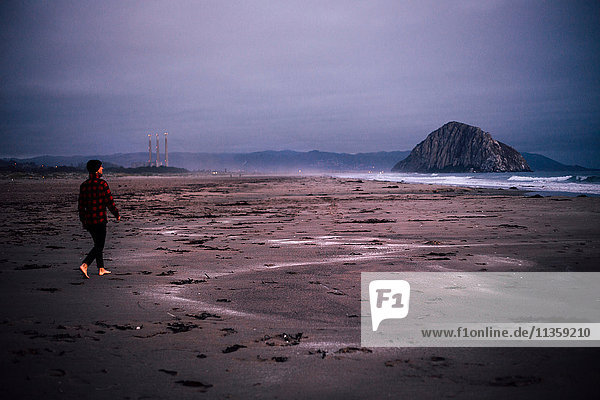 Mann läuft barfuss am bedeckten Strand  Morro Bay  Kalifornien  USA