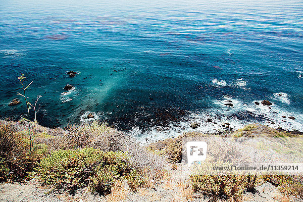Hochwinkelansicht von Küste und Meer  Big Sur  Kalifornien  USA