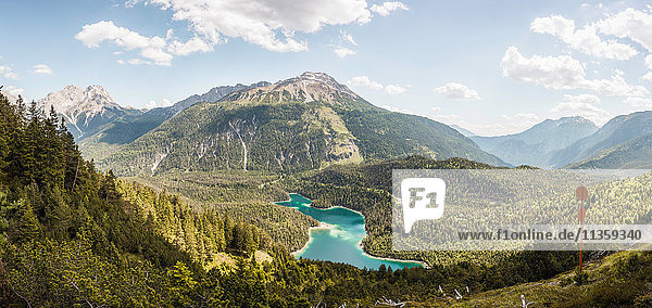 Erhöhte Ansicht eines durch die Berge fließenden Flusses,  Leermoos,  Tirol,  Österreich