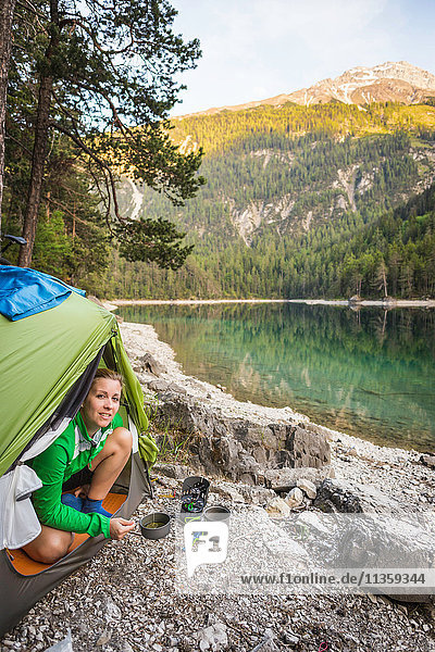 Frau im Zelt am Wasser  Leermoos  Tirol  Österreich