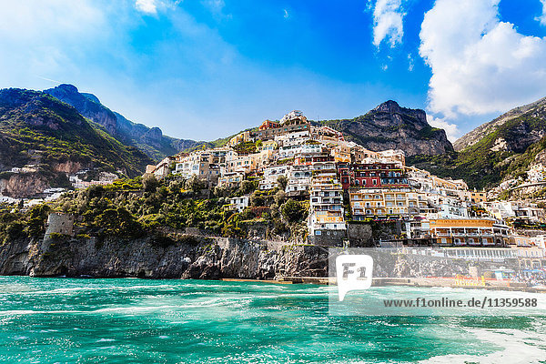 Klippennahe Gebäude am Meer  Positano  Amalfiküste  Italien