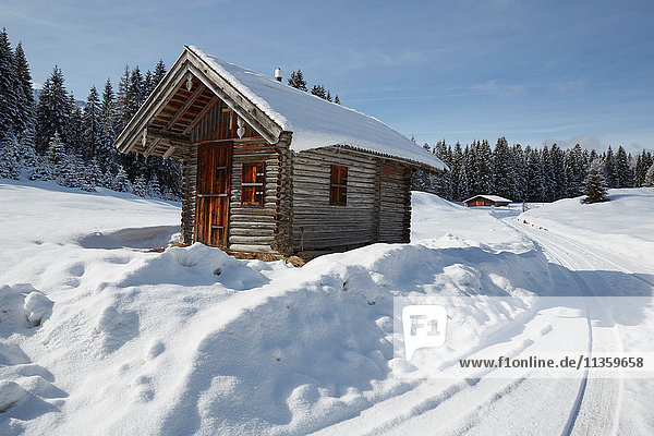 Blockhaus auf verschneiter Landschaft  Elmau  Bayern  Deutschland