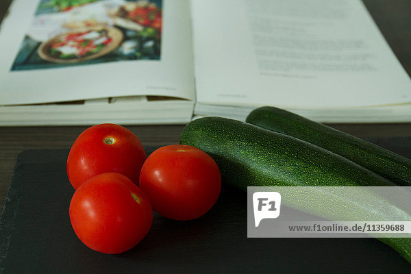 Tomaten und Zucchini mit Kochbuch