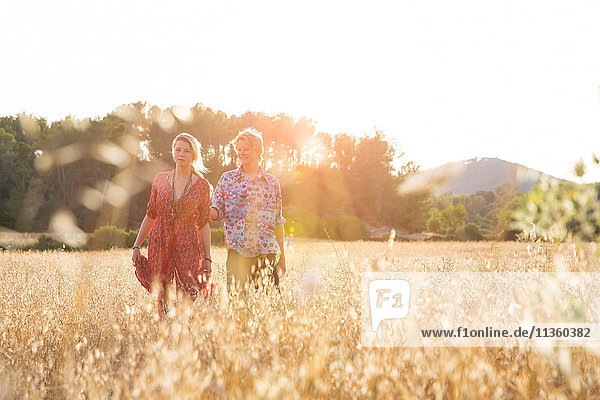 Junges Paar im Weizenfeld stehend  Mallorca  Spanien
