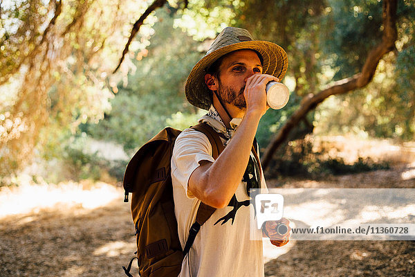 Wanderer  der aus einer Wasserflasche trinkt  Malibu Canyon  Kalifornien  USA