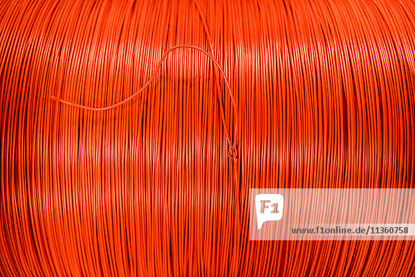Rotes Kabel in der Kabelfabrik  Nahaufnahme