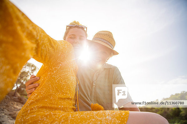 Paar im Sonnenlicht schaut lächelnd in die Kamera  Mallorca  Spanien