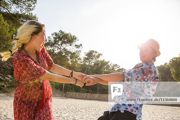 Paar hält sich an den Händen und dreht sich herum  Mallorca  Spanien