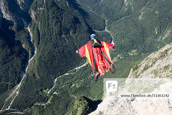 Wingsuit BASE-Jumper fliegt ab  Italienische Alpen  Alleghe  Belluno  Italien