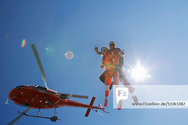 Tandem-Himmelstaucher im freien Fall mit Helikopter über Interlaken,  Interlaken,  Bern,  Schweiz
