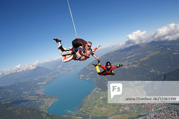 Lächelnde Tandem-Himmelstaucher halten Hand mit freiem Fall  Interlaken  Bern  Schweiz