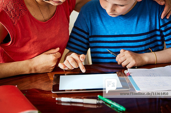 Ausschnittansicht von Mutter und Sohn mit digitalem Tablett