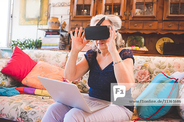 Frau auf dem Sofa mit Virtual-Reality-Headset