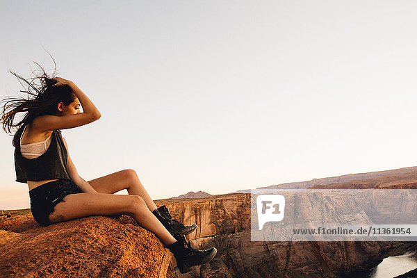 Frau entspannt sich und genießt die Aussicht  Horseshoe Bend  Page  Arizona  USA