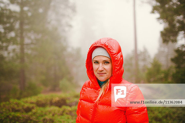 Frau in roter Kugelfischjacke mit Kapuze  Sequoia-Nationalpark  Kalifornien  USA