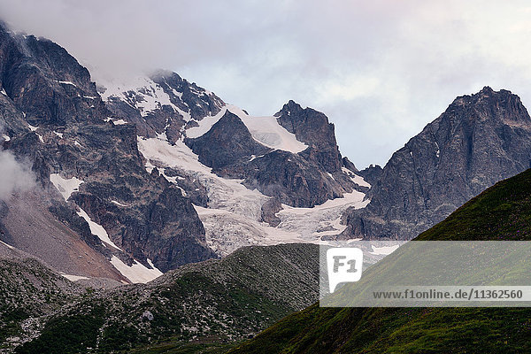Schneebedeckte Berge  Kaukasus  Svaneti  Georgien