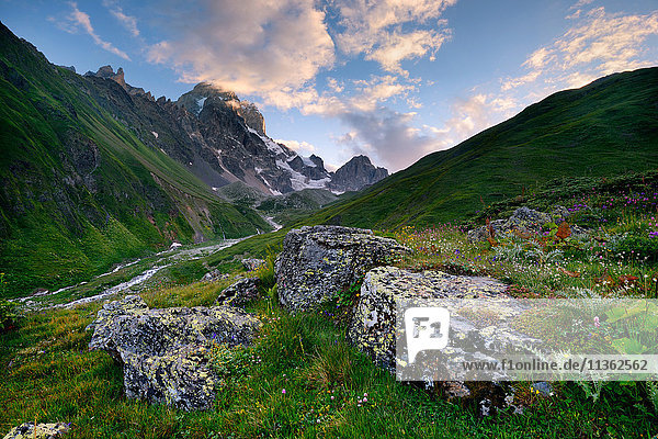 Ländliche Landschaft,  Uschba-Berg im Hintergrund,  Kaukasus,  Swaneti,  Georgien