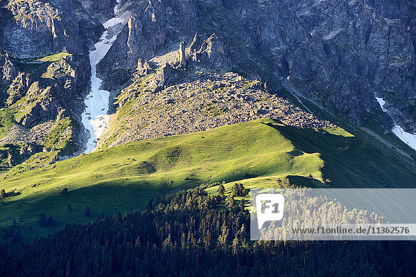 Ländliche Landschaft am Berghang  Kaukasus  Svaneti  Georgien