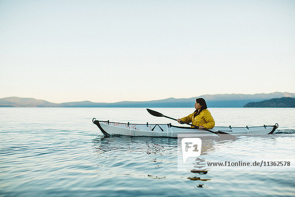 Kajak fahrende Frau auf dem Lake Tahoe  Kalifornien  USA