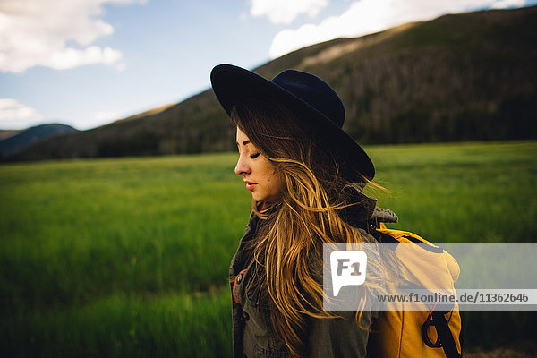 Seitenansicht einer Frau mit Hut  Augen geschlossen  Rocky Mountain National Park  Colorado  USA