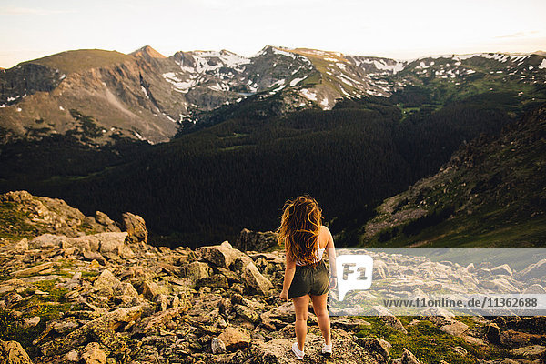 Rückansicht einer Frau auf einem Felsvorsprung mit Blick auf die Aussicht  Rocky Mountain National Park  Colorado  USA