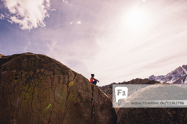 Frau sitzt auf Felsen  Buttermilk Boulders  Bishop  Kalifornien  USA