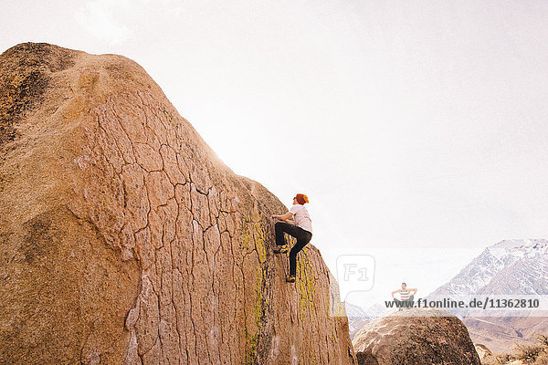 Freunde klettern auf Felsen  Buttermilk Boulders  Bishop  Kalifornien  USA