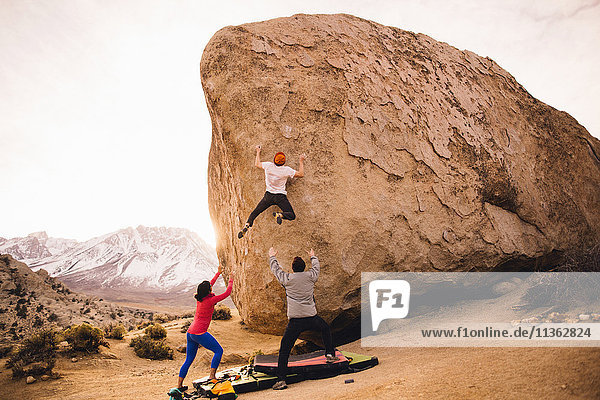 Freunde klettern Felsbrocken  Buttermilk Boulders  Bishop  Kalifornien  USA