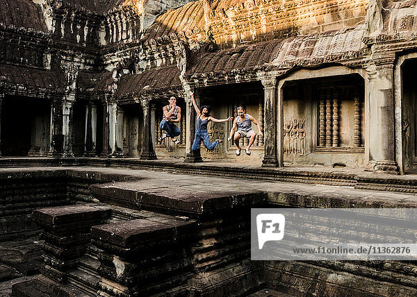 Freunde springen in die Luft  Tempel von Angkor Wat  Siem Reap  Kambodscha