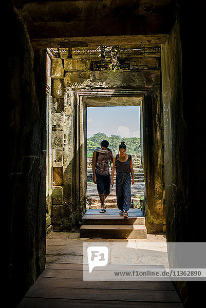 Ehepaar betritt den Eingang des Phimeanakas-Tempels  Siem Reap  Kambodscha