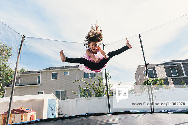 Mädchen in der Luft springt auf Trampolin