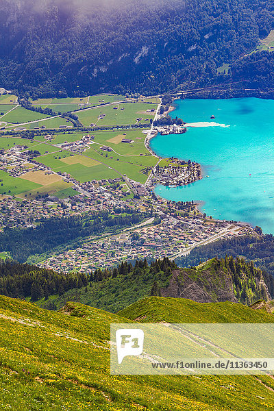 Erhöhte Ansicht eines Dorfes im Tal am Fluss  Brienzer Rothorn  Berner Oberland  Schweiz