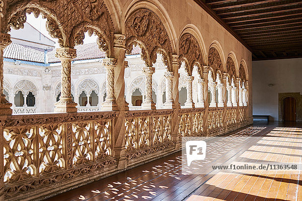 In Stein gehauener Balkon um den Innenhof  Museo Nacional de Escultura   Valladolid  Spanien