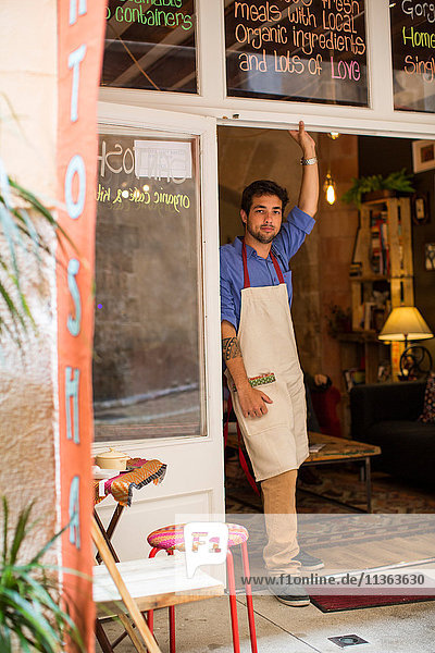 Restaurantbesitzer steht am Eingang eines Cafés  Palma de Mallorca  Spanien