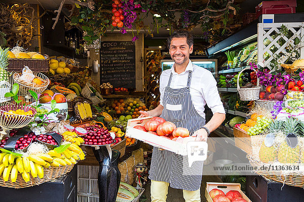 Obsthändler mit Obstschale im Geschäft  Palma de Mallorca  Spanien