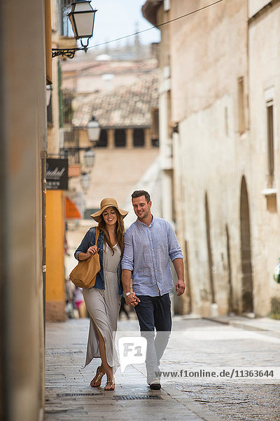 Paar zu Fuß auf der Straße  Palma de Mallorca  Spanien