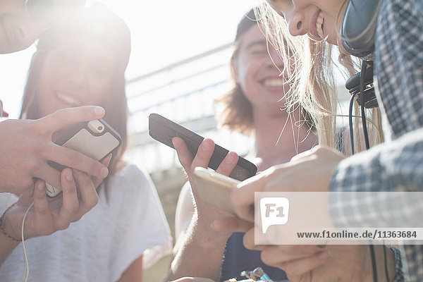 Soziale Vernetzung von Freunden auf Smartphones