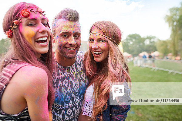 Gruppe von Freunden beim Festival  mit bunter Pulverfarbe bedeckt