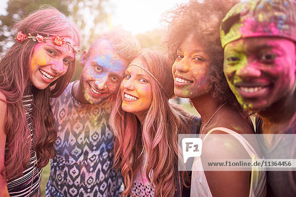 Porträt einer Gruppe von Freunden beim Festival  bedeckt mit bunter Pulverfarbe