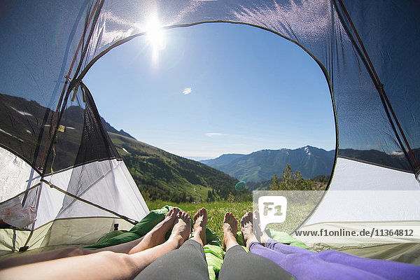 Wanderer  die sich im Zelt ausruhen  Verzauberungen  Alpine Lakes Wilderness  Washington  USA