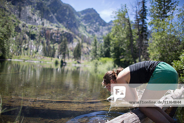 Wanderer wäscht Gesicht im Strom  Verzauberungen  Alpine Lakes Wilderness  Washington  USA