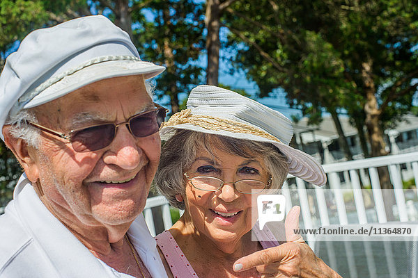 Glückliches älteres Ehepaar im Urlaub in der Sonne